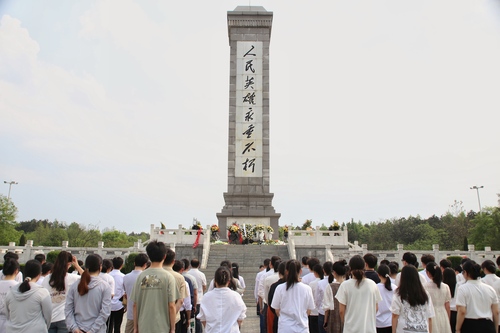 党员同志在人民英雄纪念碑前缅怀先烈